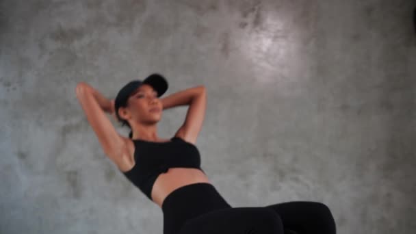 ジムで腹筋をする健康な女性 フィットネススタジオで腹部トレーニングを行うスポーツウェアの女性 — ストック動画