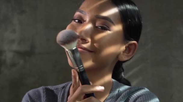 Retrato Una Joven Hermosa Vlogger Belleza Profesional Blogger Haciendo Tutorial — Vídeos de Stock