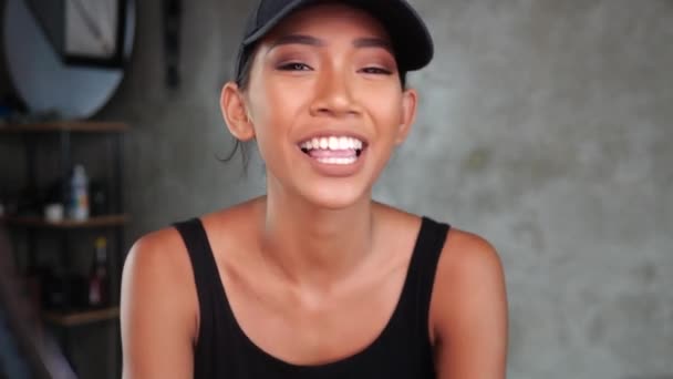 彼女の毎日のフィットネスビデオブログを記録しながら 若い笑顔の女性Vloggerの話し 腹筋を行うの肖像画 — ストック動画