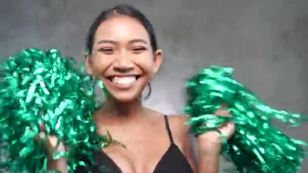 Retrato Hermosa Joven Sonriente Con Porrista Verde Pompones Sobre Fondo — Vídeos de Stock