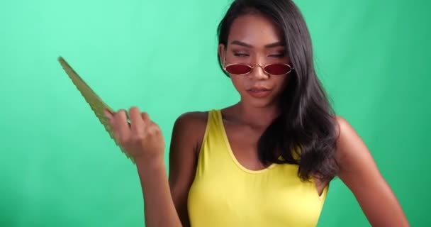 Estúdio Brilhante Retrato Verão Bela Mulher Sorridente Maiô Amarelo Óculos — Vídeo de Stock