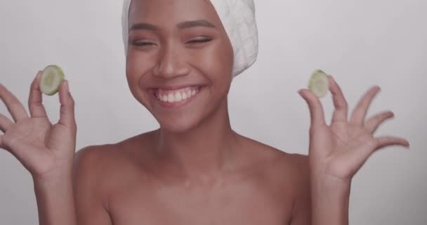 Retrato Cerca Una Hermosa Mujer Sonriente Con Piel Limpia Cubriendo — Vídeo de stock