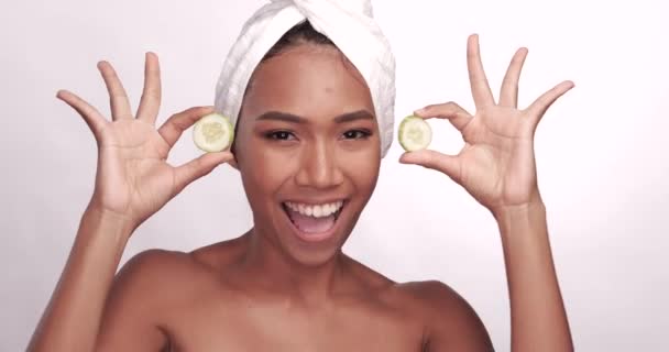 Retrato Cerca Una Hermosa Mujer Sonriente Con Piel Limpia Cubriendo — Vídeos de Stock