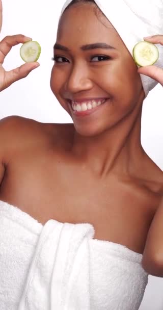 Вертикальне Відео Крупним Планом Портрет Красивої Усміхненої Жінки Чистою Шкірою — стокове відео
