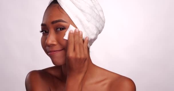 Retrato Cerca Una Hermosa Mujer Sonriente Limpiándose Cara Con Hisopo — Vídeos de Stock