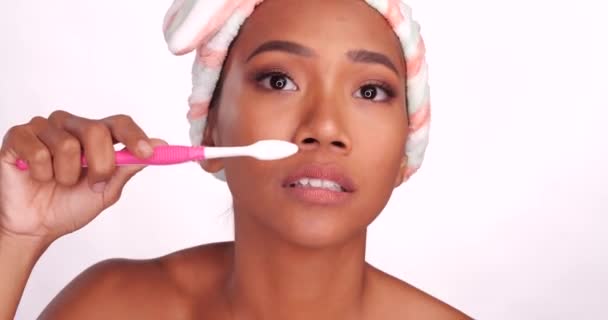 Close Retrato Uma Bela Mulher Bonita Escovando Dentes Isolados Fundo — Vídeo de Stock