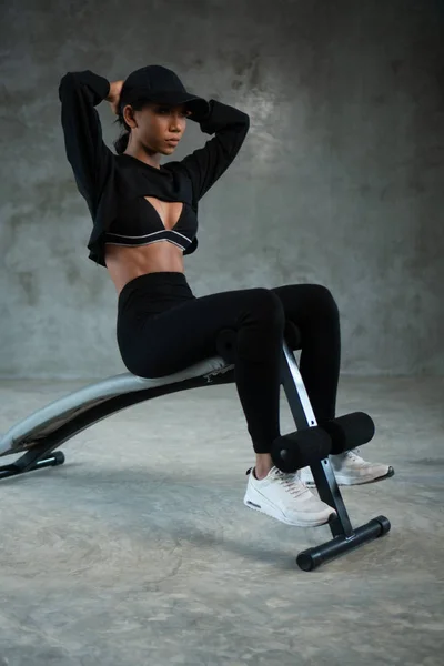 ジムで腹筋をする健康な女性 フィットネススタジオで腹部トレーニングを行うスポーツウェアの女性 — ストック写真