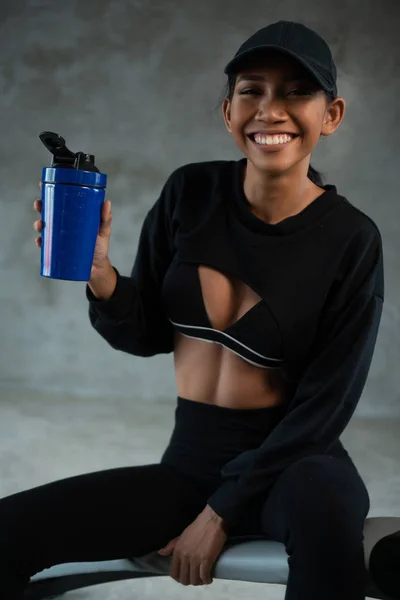 Gezond Lachende Vrouw Houdt Eiwit Shaker Terwijl Zittend Oefen Bank — Stockfoto