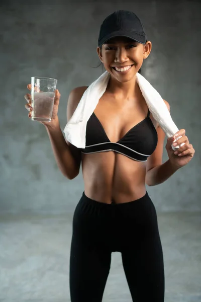 Porträtt Fitness Leende Modell Med Handduk Holding Protein Idrink Gymmet — Stockfoto