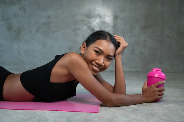 Feliz Mujer Sonriente Saludable Sosteniendo Batido Proteínas Relajándose Esterilla Yoga — Foto de Stock