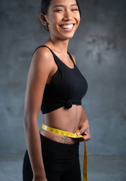 Retrato Fitness Modelo Feminino Bonito Sorridente Com Fita Métrica Posando — Fotografia de Stock