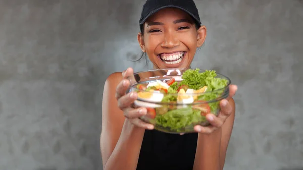 Portret Van Mooie Jonge Lachende Vrouw Zwart Shirt Holding Bowl — Stockfoto