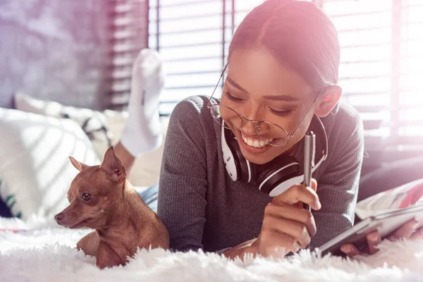 Mooi Glimlachend Meisje Met Koptelefoon Tablet Ontspannen Met Haar Hond — Stockfoto
