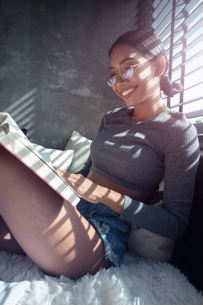 Mooi Glimlachend Meisje Lezen Boek Ontspannen Haar Bed Thuis Mensen — Stockfoto