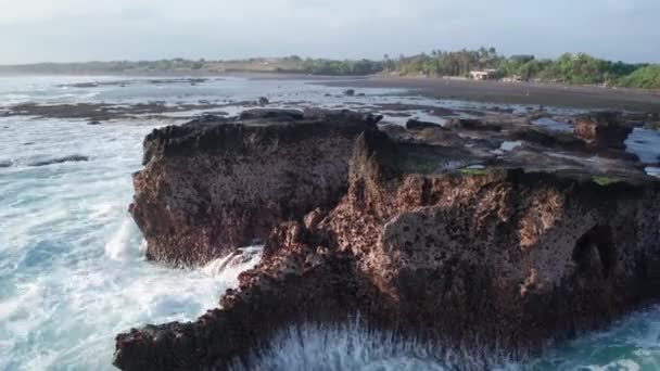 Drohnen Fliegen Über Schöne Meereswellen Die Über Felsen Gegen Den — Stockvideo