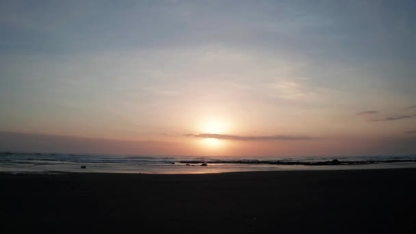 Silhueta Mulher Praia Pôr Sol Bonito Feminino Relaxante Praia Areia — Vídeo de Stock