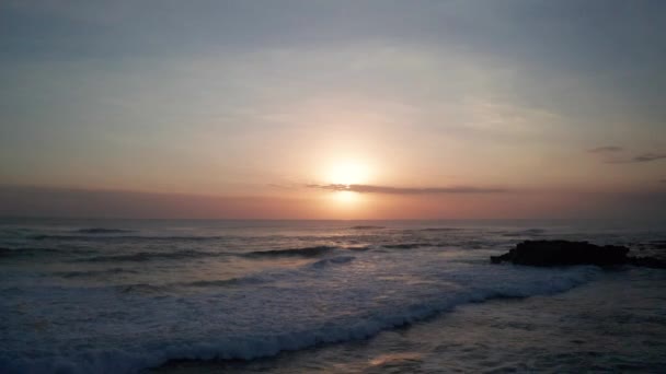 Luchtfoto Drone Uitzicht Prachtige Zonsondergang Zee Zwarte Zandstrand Met Rotsen — Stockvideo