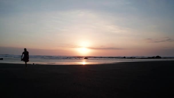 Silhueta Mulher Praia Pôr Sol Bonito Feminino Relaxante Praia Areia — Vídeo de Stock