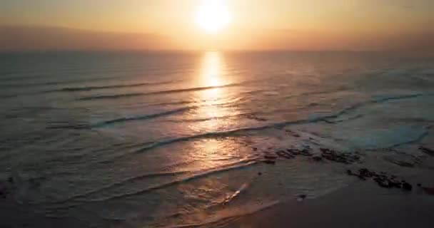 Luchtfoto Drone Hyper Lapse Van Prachtige Zonsondergang Zee Zwarte Zandstrand — Stockvideo