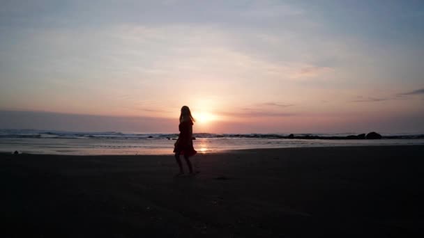 Sylwetka Kobiety Plaży Pięknym Zachodzie Słońca Kobieta Relaksująca Się Czarnej — Wideo stockowe