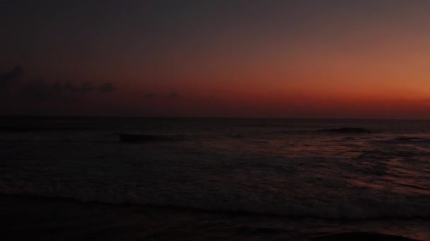 Vue Aérienne Des Drones Silhouettes Surfeurs Sur Magnifique Fond Ciel — Video