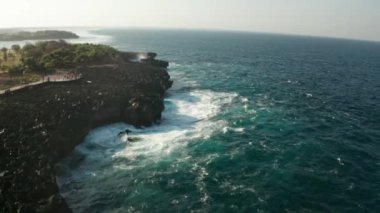 Bali, Endonezya'da Nusa Dua kayalıkları üzerinde ezen dalgalar ile deniz havadan drone görünümü