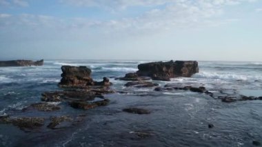 Bali, Endonezya kayalar üzerinde ezici güzel deniz dalgaları üzerinde uçan hava drone görünümü