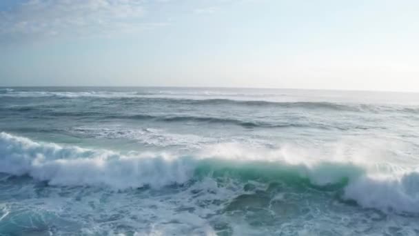 Vzdušný Pohled Přes Nádherné Mořské Vlny Drtící Nad Skalami Bali — Stock video