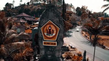 Selamat Jalan havadan drone görünümü (Güle güle) pirinç tarlaları ile güzel Bali köyünde işareti