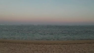 Erken plaj günbatımı havadan drone görünümü. Gün batımı gökyüzü üzerinde plaj ve deniz manzarası