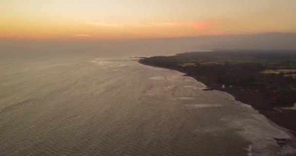 空中无人机在美丽的金色落日的天空中与冲浪人们的轮廓相映成趣 — 图库视频影像
