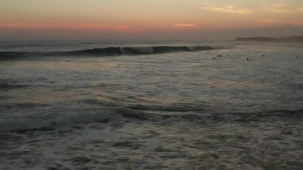 Luchtfoto Drone Bekijken Silhouetten Van Surfen Mensen Prachtige Gouden Zonsondergang — Stockvideo