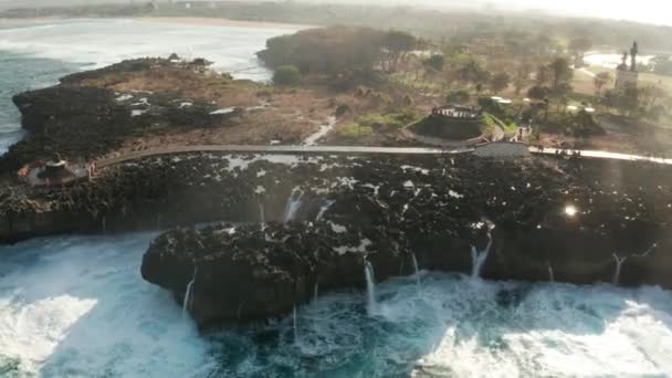 Морський Вид Море Хвилями Дроблення Над Нуса Дуа Скелі Балі — стокове відео