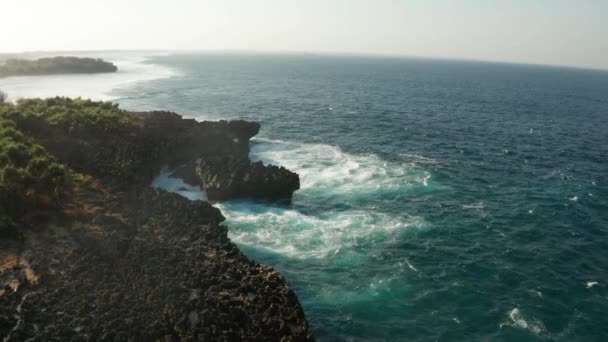 Vzdušný Pohled Moře Vlnami Drcením Útesů Nusa Dua Bali Indonésie — Stock video