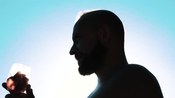 Adam Sangria Içme Sıcak Yaz Gününde Mavi Gökyüzü Üzerinde Izole — Stok video