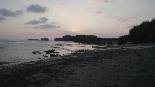 Vista Aérea Drones Del Templo Agua Mar Playa Negra Bali — Vídeos de Stock