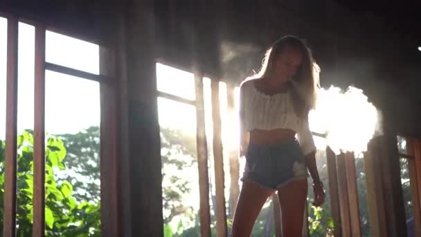 Mujer Bonita Caminando Edificio Abandonado Sobre Fondo Luz Del Atardecer — Vídeos de Stock