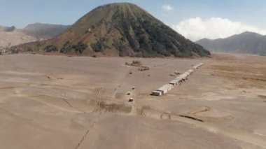 Doğu Java, Endonezya çöl ile güzel Bromo yanardağı sinematik vurdu havadan drone görünümü