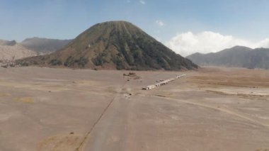 Doğu Java, Endonezya çöl ile güzel Bromo yanardağı sinematik vurdu havadan drone görünümü