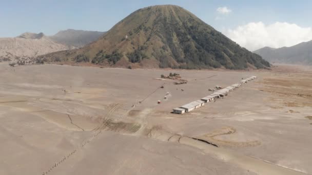 印度尼西亚东爪哇美丽的布罗莫火山与沙漠的拍摄无人机视图 — 图库视频影像