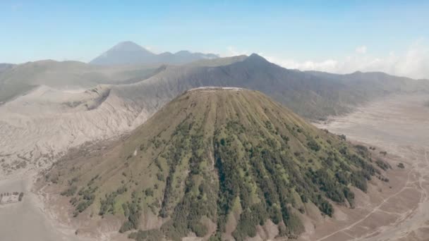 東ジャワ インドネシアの砂漠と美しいブロモ火山ピークのシネマショット空中ドローンビュー — ストック動画