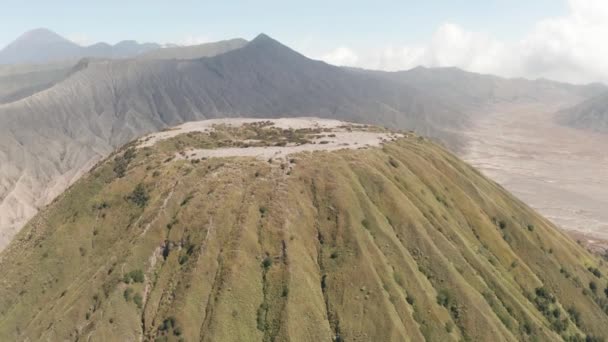 東ジャワ インドネシアの砂漠と美しいブロモ火山の映画撮影空中ドローンビュー — ストック動画