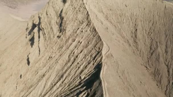 東ジャワ インドネシアの活火山煙とブロモ山の火口の空中写真を撮影した映画ドローン — ストック動画