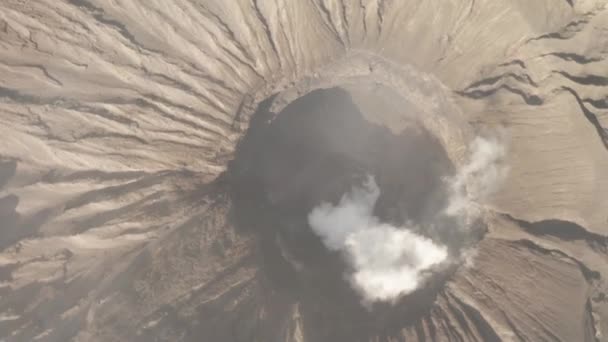 東ジャワ インドネシアの活火山煙とブロモ山の火口の空中写真を撮影した映画ドローン — ストック動画