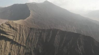 Doğu Java, Endonezya Mount Bromo krater kenarının sinematik atış havadan drone görünümü