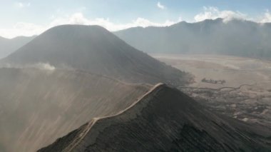 Sinematik drone Doğu Java aktif yanardağ duman ile Mount Bromo krater kenarının havadan görünümü vurdu, Endonezya
