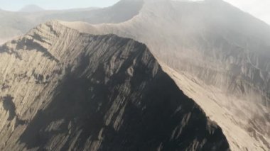 Doğu Java, Endonezya Mount Bromo krater kenarının sinematik atış havadan drone görünümü