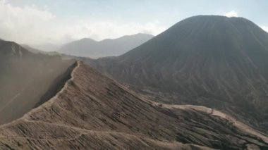 Sinematik drone Doğu Java aktif yanardağ duman ile Mount Bromo krater kenarının havadan görünümü vurdu, Endonezya