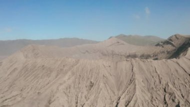 Sinematik drone Doğu Java aktif yanardağ duman ı ile Mount Bromo krater havadan görünümü vurdu, Endonezya