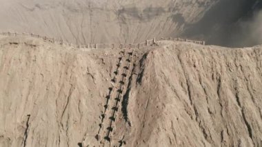 Sinematik drone Doğu Java aktif yanardağ duman ile Mount Bromo krater kenarının havadan görünümü vurdu, Endonezya
